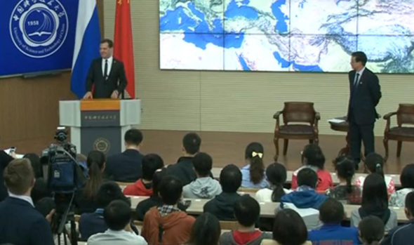 2013年10月23日，俄罗斯总理梅德韦杰夫在中国科大回答一名女生的提问时表示，你们本来就是世界一流大学！图片：视频截图