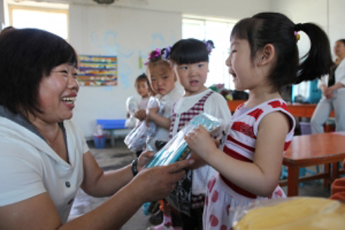 优秀共产党员张丽华为幼儿园小朋友捐助学习用品