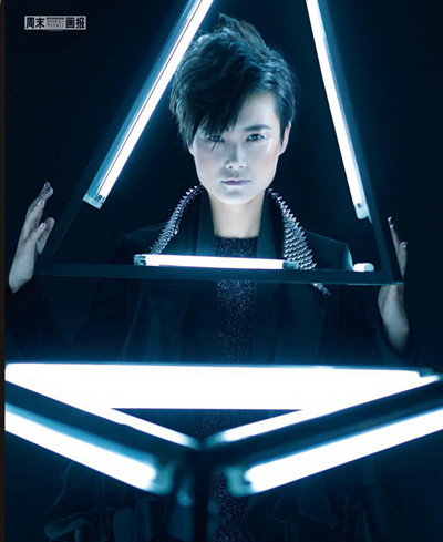  李宇春 裙装 拍大片 硬朗展现女性柔美_时尚台_