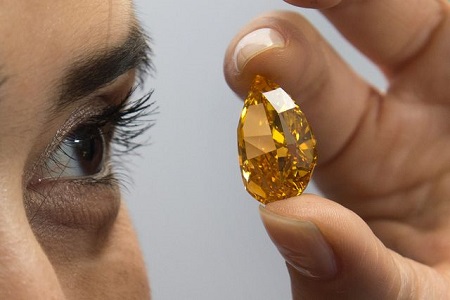 一枚重达14.82克拉的橙色钻石日前在瑞士日内瓦以3550万美元(约合人民币2.16亿元)的高价拍出。