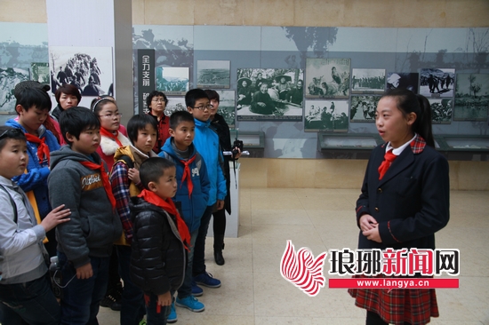 红领巾小导游在临沂红色教育基地讲老区故事