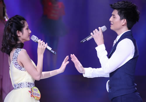 兄妹?二人关系引人遐想