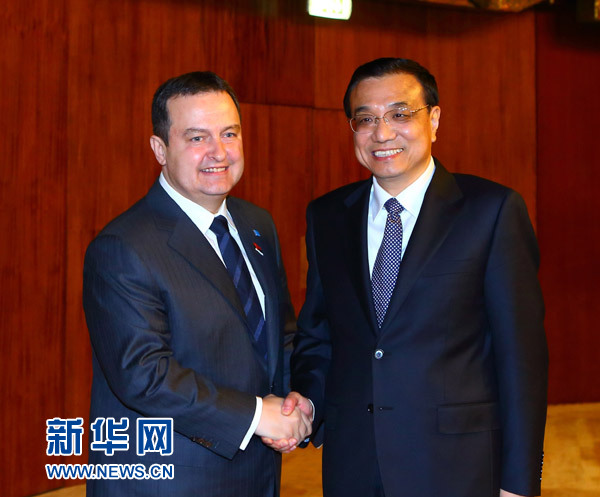     11月25日，中国国务院总理李克强在布加勒斯特会见塞尔维亚总理达契奇。新华社记者 龚兵 摄