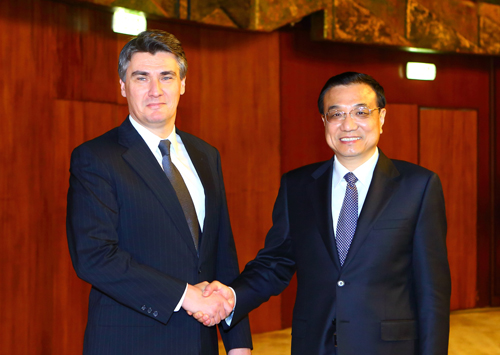     11月25日，中国国务院总理李克强在布加勒斯特会见克罗地亚总理米拉诺维奇。 新华社记者 龚兵 摄