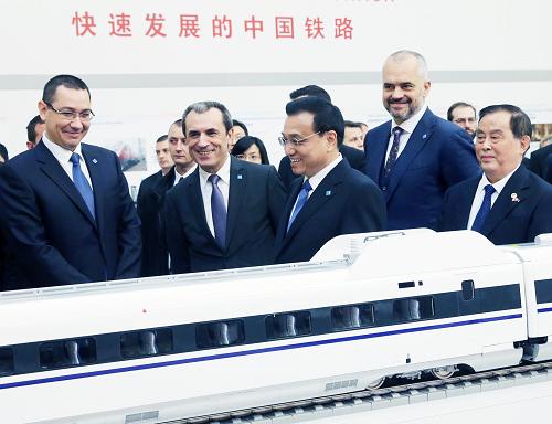 　　11月26日，中国国务院总理李克强在罗马尼亚布加勒斯特与中东欧国家领导人共同参观中国铁路等基础设施及装备制造展。新华社记者 李学仁 摄