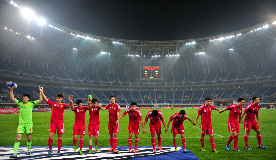 国足6-1战胜新加坡后，场上队员答谢球迷