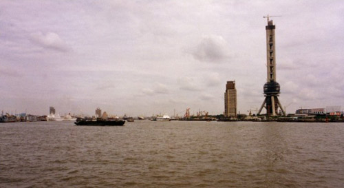1993年仍在修建中的东方明珠