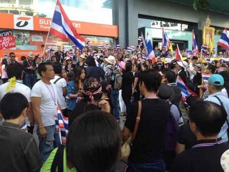 泰国前总理阿披实领导游行示威者前往美使馆
