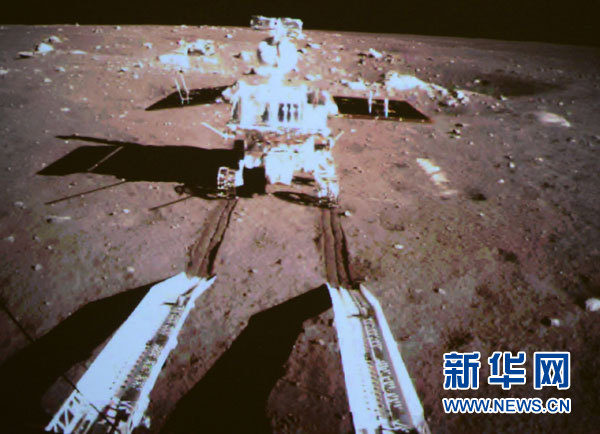  这是在北京飞控中心大屏幕上拍摄的“嫦娥三号”着陆器巡视器成功分离的画面。 12月15日4时35分，“嫦娥三号”着陆器巡视器成功分离。新华社记者 李鑫 摄