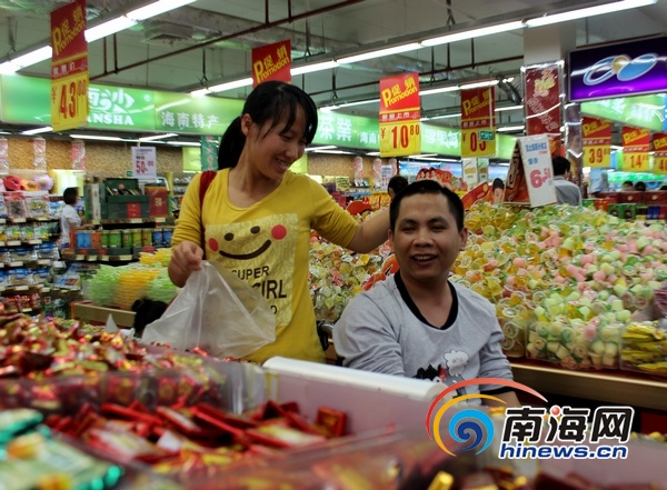 海南患难情侣喜领结婚证 发喜糖庆祝