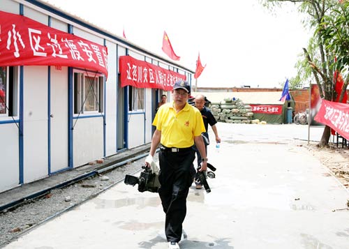直播北京援建四川地震灾区安置房竣工的转播现场