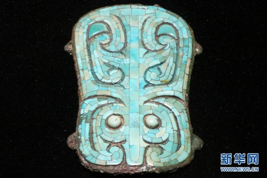 这是12月24日在杭州良渚博物院拍摄的嵌绿松石铜牌饰。