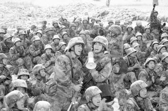 兰州军区某团战士拉练休息时演唱解放军军歌