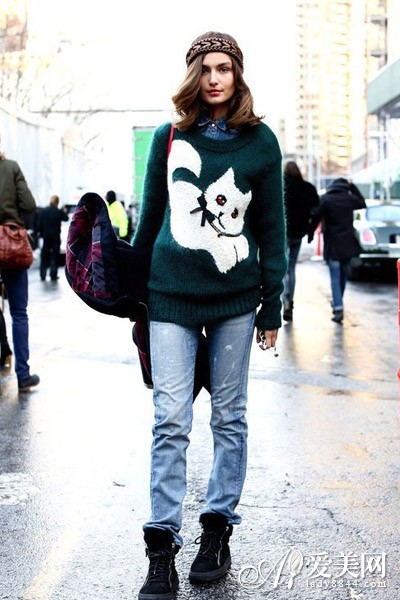 趣味<em>毛衣</em>+短裙最抢镜街拍chic搭_时尚台_央视