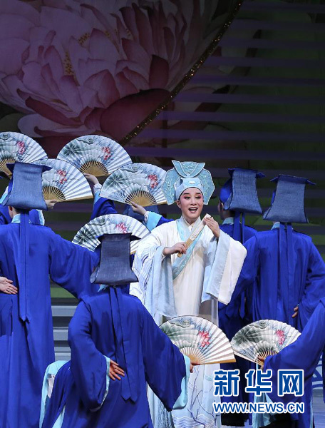     12月30日晚，2014年新年戏曲晚会在北京举行。这是茅威涛等表演新版越剧《梁山伯与祝英台》片段。新华社记者 庞兴雷 摄