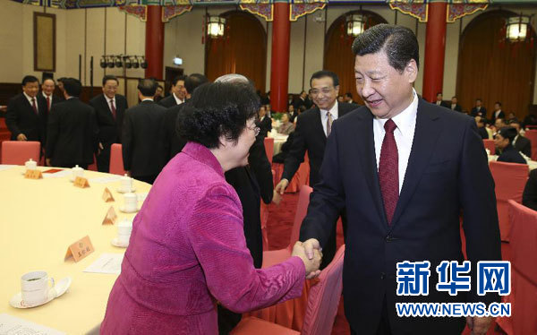     12月31日，全国政协在北京举行新年茶话会。中共中央总书记、国家主席、中央军委主席习近平等在茶话会上同与会人士亲切交谈。新华社记者 庞兴雷 摄