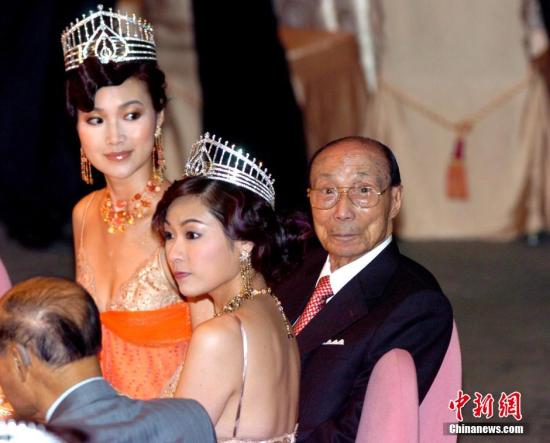 邵逸夫被誉为“娱乐界教父”因保守错失李小龙(图)