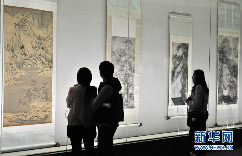 1月10日，参观者在“明四大家特展——沈周”展上欣赏展品。