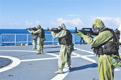 中国海军盐城舰特战队在叙西部海域进行射击训