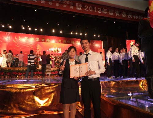 林晓霞同志获得成都信息工程学院委员会颁发2012年志愿者之星