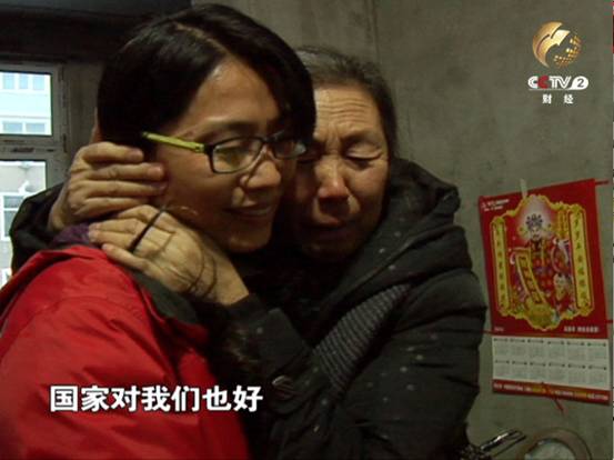 周大妈激动的抱着记者表示不舍与感谢