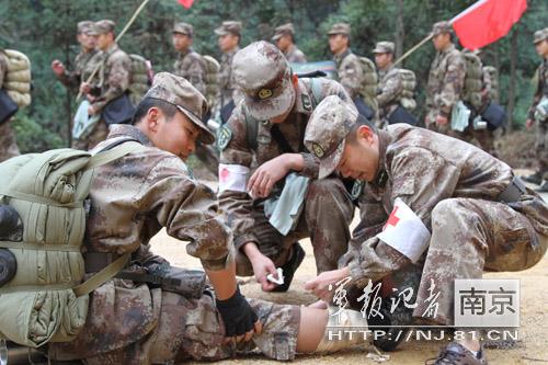 为受伤战士处理伤情