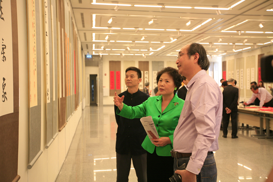 中国驻泰国大使夫人初庆铃观看展览