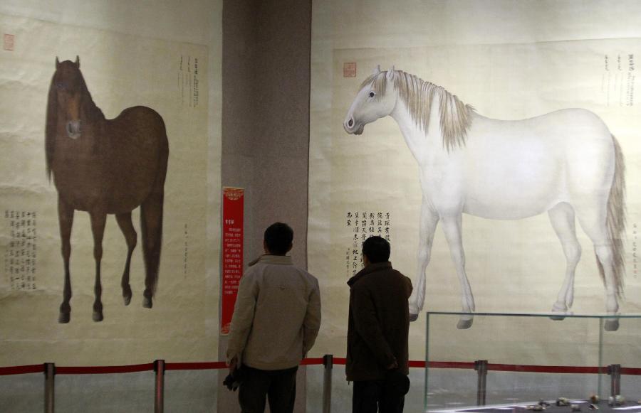 （3）1月22日，参观者在南京博物院特展馆欣赏清代宫廷西洋画师艾启蒙的巨幅画作《八骏图》。