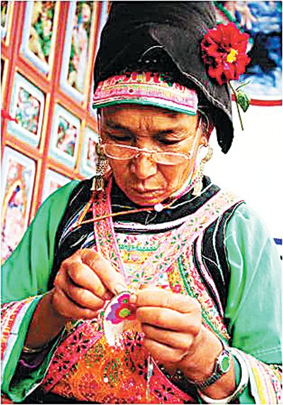 在“拾翠滇文化中心”内，彝族妇女展示彝绣工艺