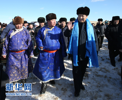  这是1月27日，在锡林浩特市宝力根苏木（乡）冬季那达慕上，习近平向牧民们挥手问候。新华社记者 庞兴雷 摄