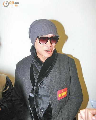 黄宗泽姐弟恋令母亲被追访 求饶:祸不及家人_