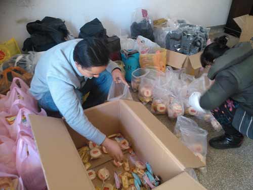 出发前,林场志愿者整理、包扎捐赠物资