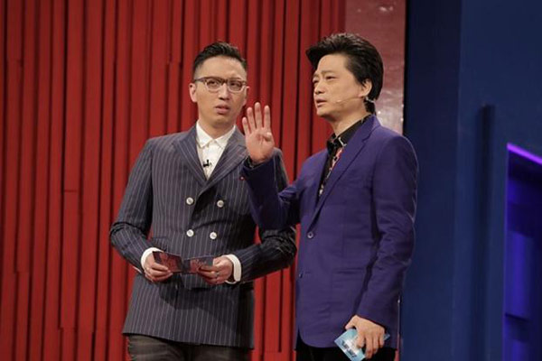图：华少和崔永元在共同主持剧场版《谢天谢地》。