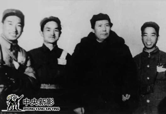  /><br />
</center><center>1949年3月，毛主席蒞臨北平時與徐肖冰（左二）石益民（左四）劉德源（左一）</center><center> <br />
<br>
<br />
</br> <img src=