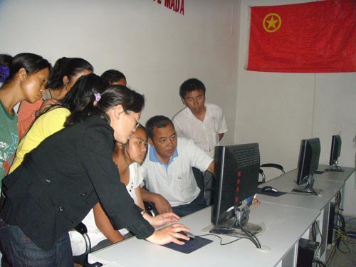 普勒业（右二）组织团员及妇女学习电脑知识