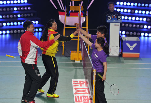 张宁、董炯与中国残疾人羽毛球队队员互动