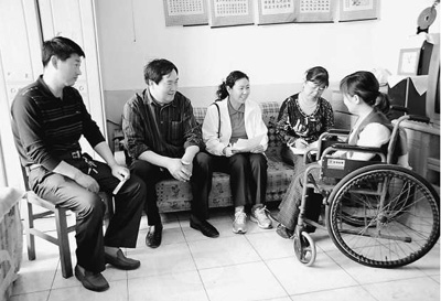 天津静海县医院党员干部积极巡诊服务群众，到患者家中走访。