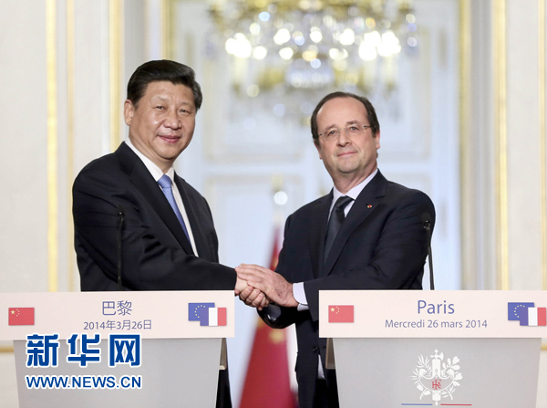 　　3月26日，国家主席习近平在巴黎与法国总统奥朗德共同会见记者。新华社记者 兰红光 摄