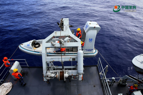 中国海军在南印度洋打捞可疑漂浮物 (组图)