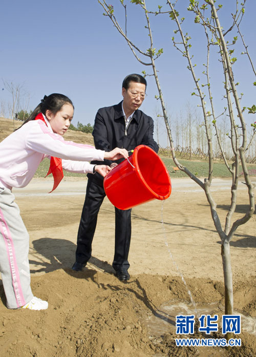 这是张高丽同少先队员一起给树苗浇水。新华社记者 谢环驰 摄