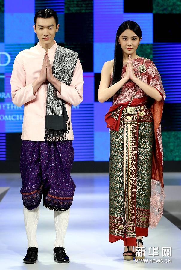 4月8日，模特在展示泰国服装设计师的时装作品。