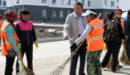 裴林枝亲自指挥环卫工人清理新建中小学校园