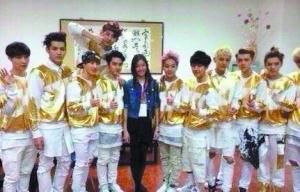 <em>13岁女孩</em>与EXO合影遭谩骂 揭秘粉丝会真相_