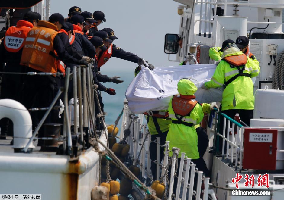 Sube  a 104 numero de muertos en naufragio de barco surcoreano