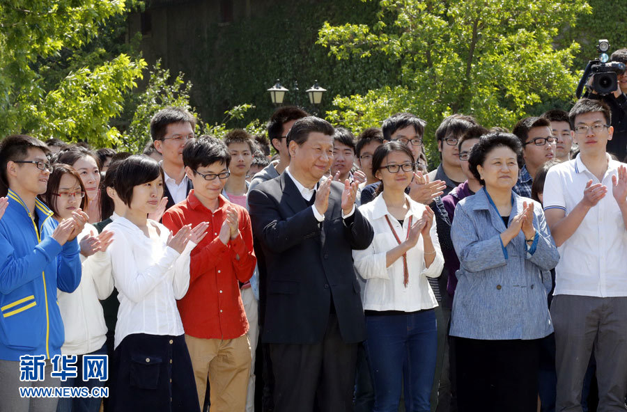 5月4日，中共中央总书记、国家主席、中央军委主席习近平在北京大学考察。这是习近平在校园观看北大师生纪念五四运动95周年青春诗会。记者 鞠鹏 摄