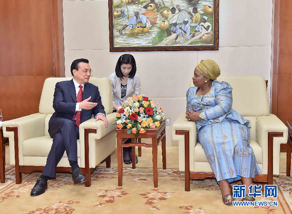 Li Keqiang se reúne con  presidenta de Comisión de UA