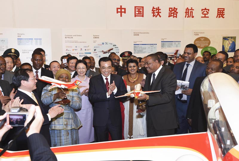 Li Keqiang visita exposición de ferrocarril y aviación de China en Etiopía