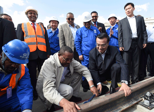 当地时间5日下午，李克强在埃塞俄比亚总理海尔马里亚姆陪同下，参观中方承建的亚的斯亚贝巴轻轨项目。他对工人说，埃塞俄比亚是东非乃至非洲的高地，你们一定要确保质量，打出品牌，建成中国装备、铁路走出去的高地，让非洲人民受益。