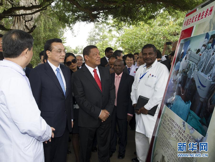 Li Keqiang visita a pacientes con cataratas