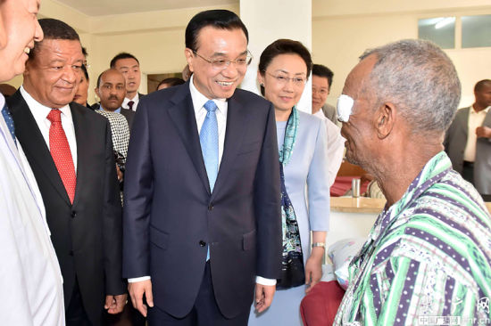Li Keqiang visite des patients souffrant de cataracte 
